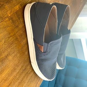 Like new great condition olukia light weight slip on